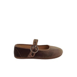 Merceditas barefoot de terciopelo en color Taupe con hebilla y ojales
