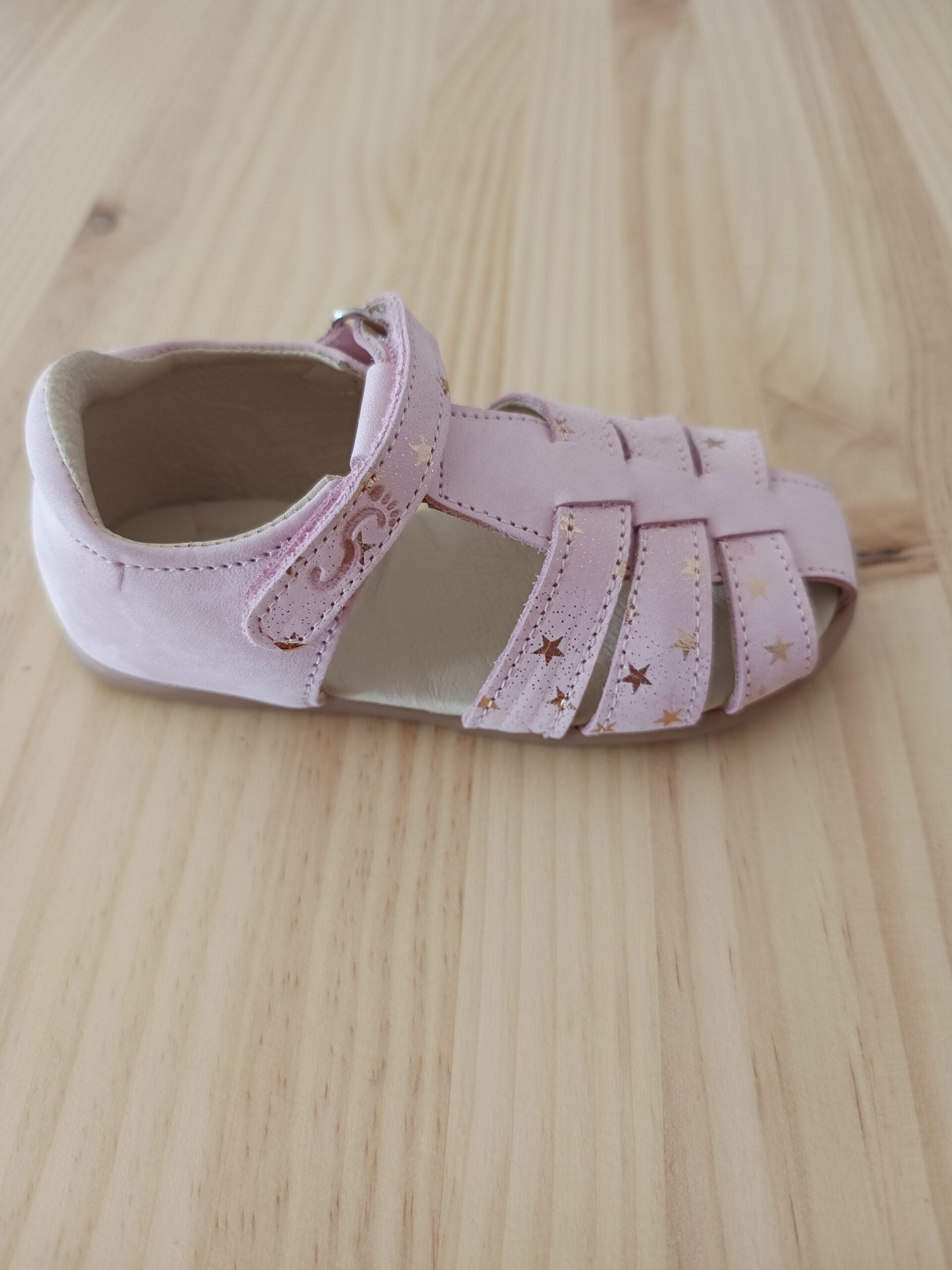 Sandalia respetuosa Rosa con estrellas con puntera cerrada - Ohana Barefoot