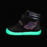 Bota respetuosa con suela fluorescente y borreguito en negro con detalles en Plata/Rosa