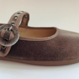 Merceditas barefoot de terciopelo en color Taupe con hebilla y ojales