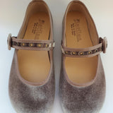 Merceditas barefoot de terciopelo en color Taupe con hebilla y ojales