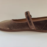 Merceditas barefoot de terciopelo en color Taupe con hebilla y ojales