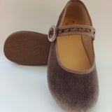 Merceditas barefoot de terciopelo en color Taupe con hebilla y ojales