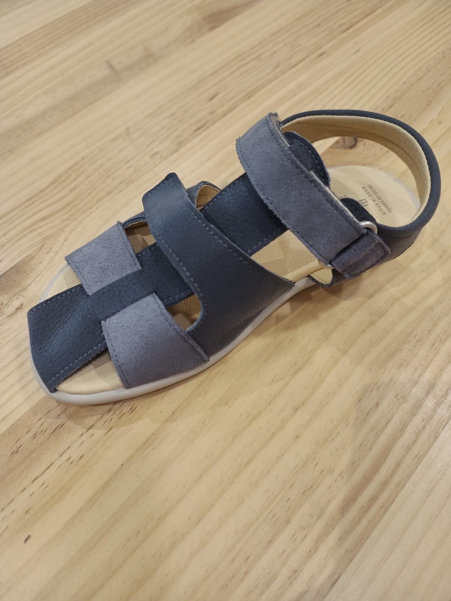 Sandalia respetuosa Nobuk Navy con Jeans - Ohana Barefoot