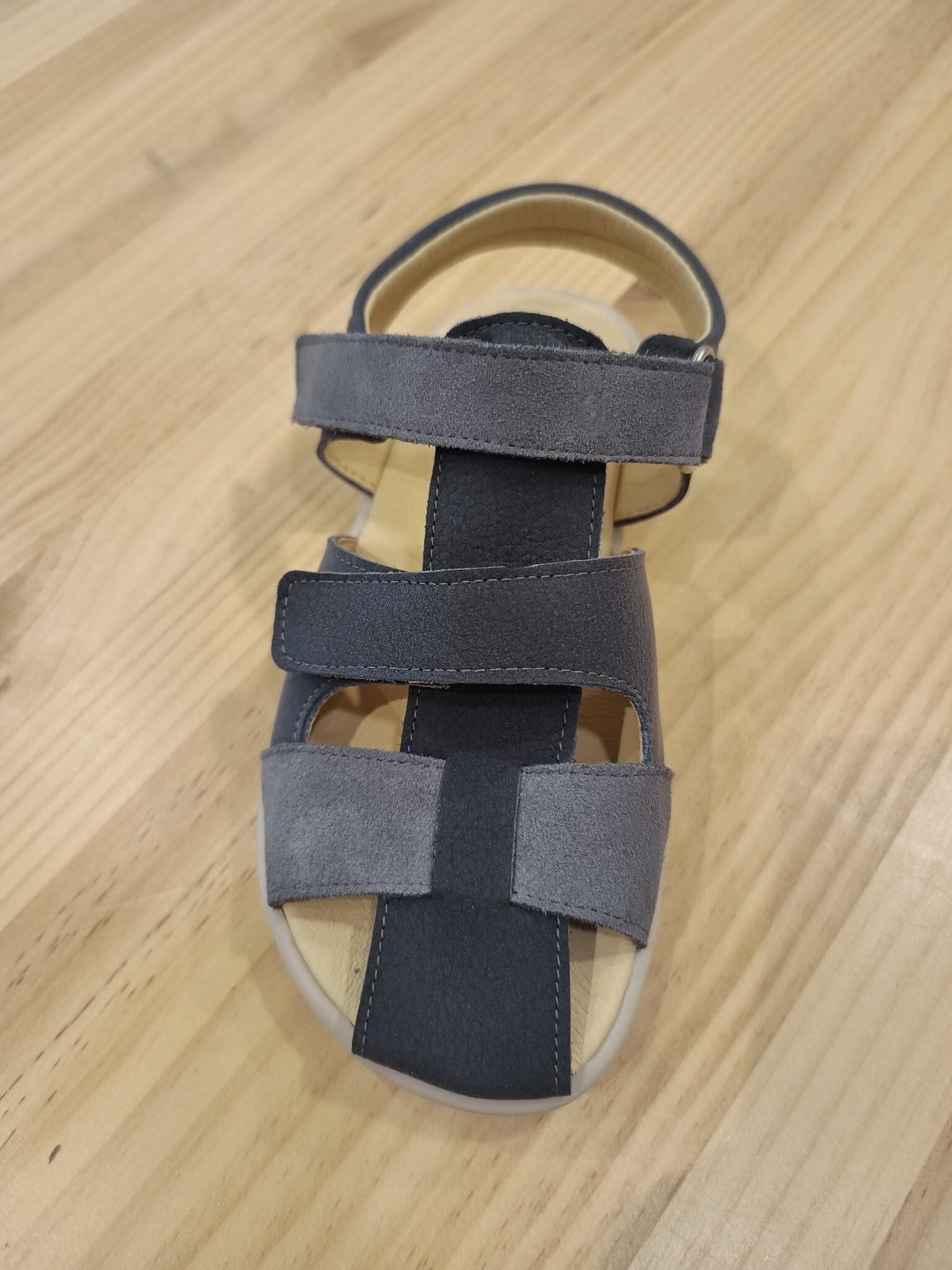 Sandalia respetuosa Nobuk Navy con Jeans - Ohana Barefoot