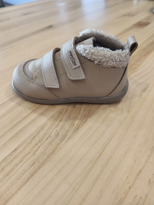 BOTIN RESPETUOSO ZAPYFLEX CON BORREGUITO EN CUELLO COLOR ARENA
