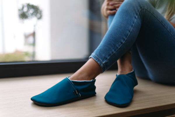 ZAPATILLAS DE INTERIOR RESPETUOSAS PARA ADULTO EN COLOR AZUL DE SNUGI - Imagen 2