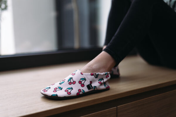 ZAPATILLA DE INTERIOR DE ADULTO RESPETUOSAS SWEET CHERRIES DE SNUGI - Imagen 2
