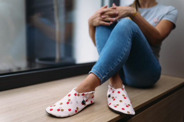 ZAPATILLAS RESPETUOSAS DE INTERIOR DE ADULTO TINY BLOSSON DE SNUGI - Imagen 2