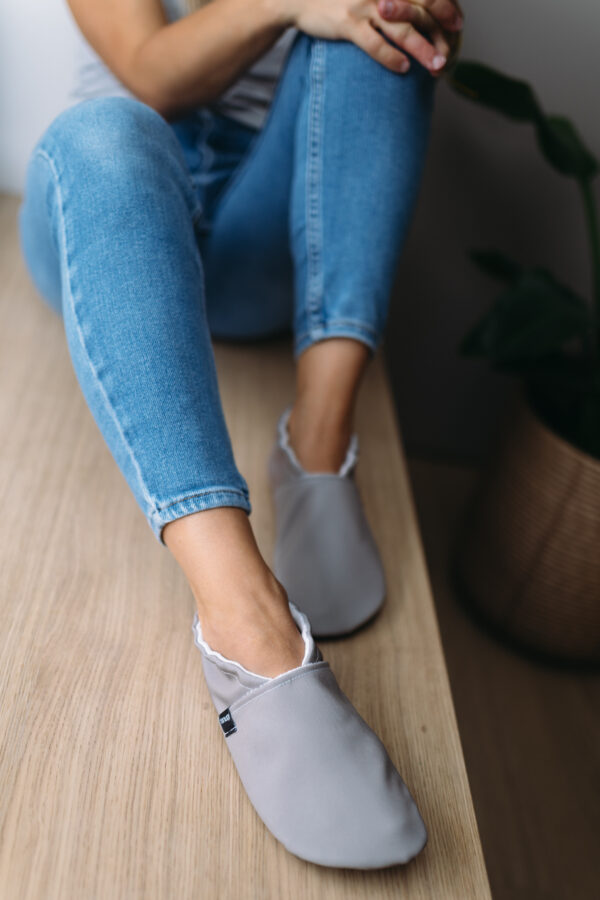 ZAPATILLAS DE INTERIOR RESPETUOSAS PARA ADULTO EN COLOR GRIS DE SNUGI - Imagen 2