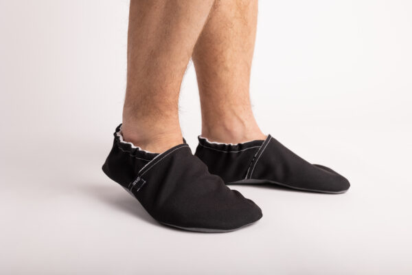 ZAPATILLAS DE INTERIOR RESPETUOSAS DE ADULTO EN COLOR NEGRO DE SNUGI - Imagen 2