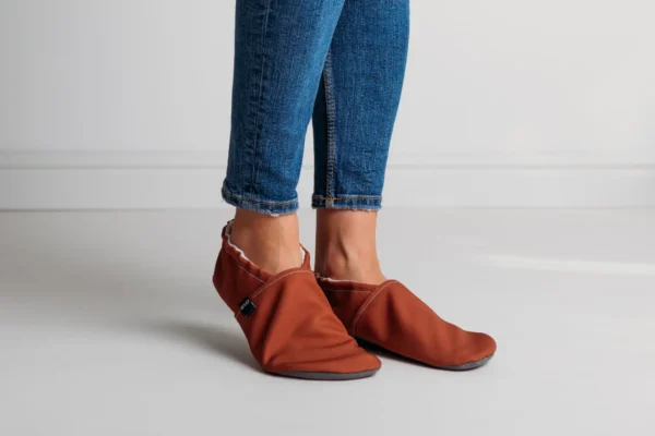 ZAPATILLAS DE INTERIOR RESPETUOSAS PARA ADULTOS EN COLOR MARRON DE SNUGI - Imagen 4