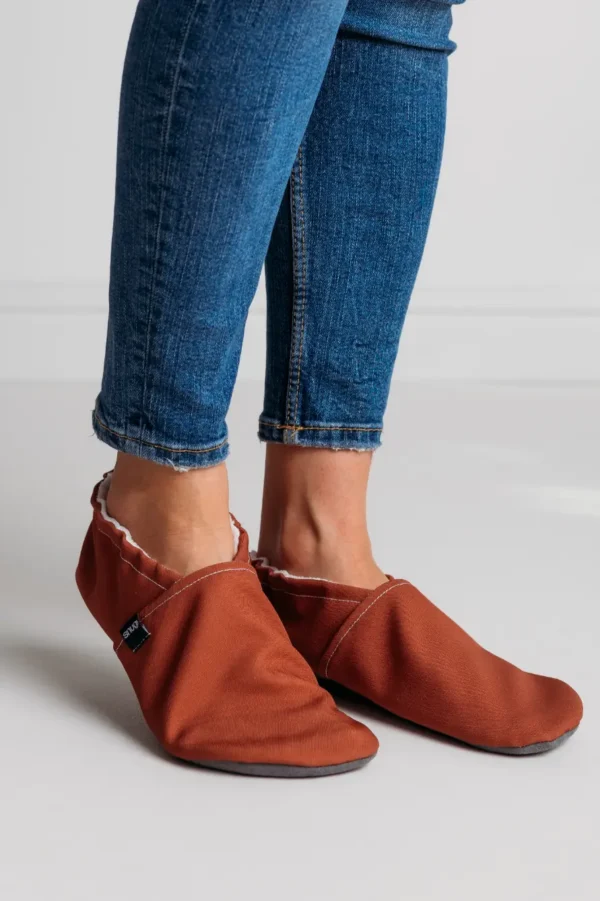 ZAPATILLAS DE INTERIOR RESPETUOSAS PARA ADULTOS EN COLOR MARRON DE SNUGI - Imagen 3